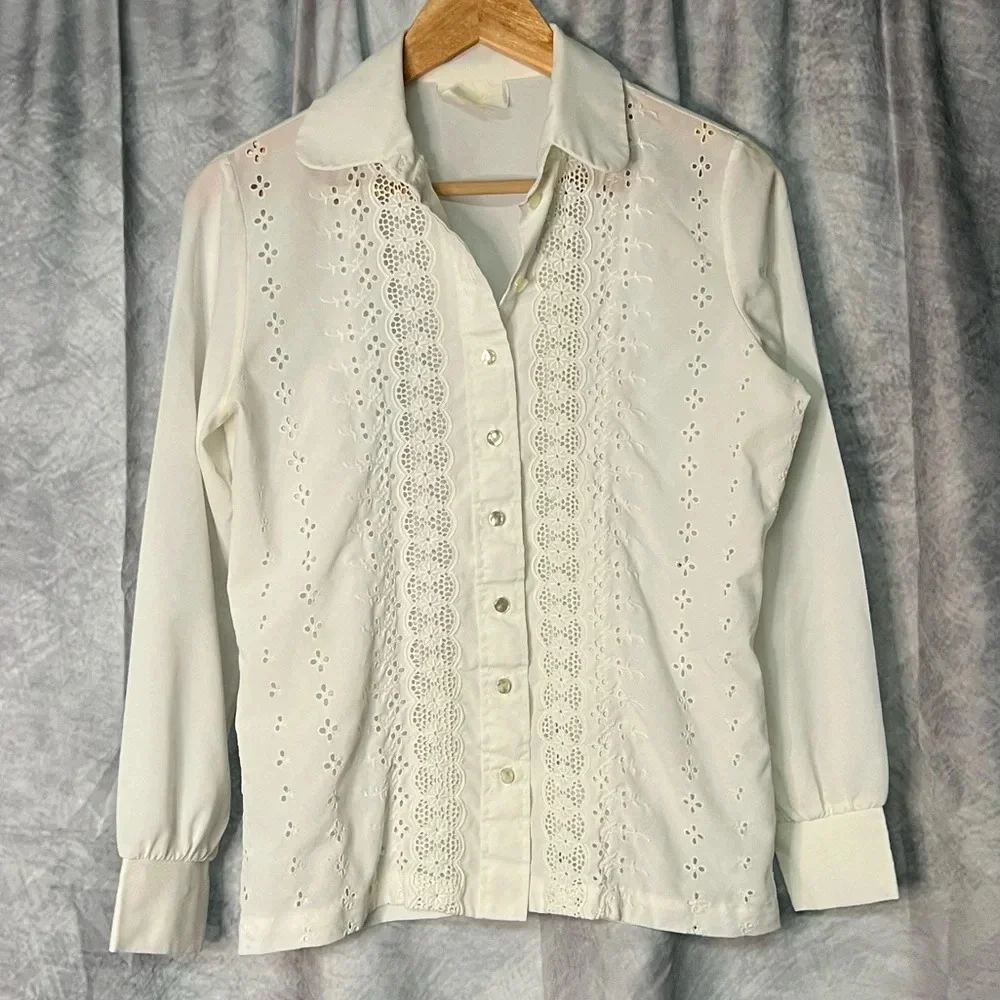 Lee Mar Pageant Vintage 1970s Ivory Blouse with Embrioidered Floral Cutouts - Picture 9 of 11
